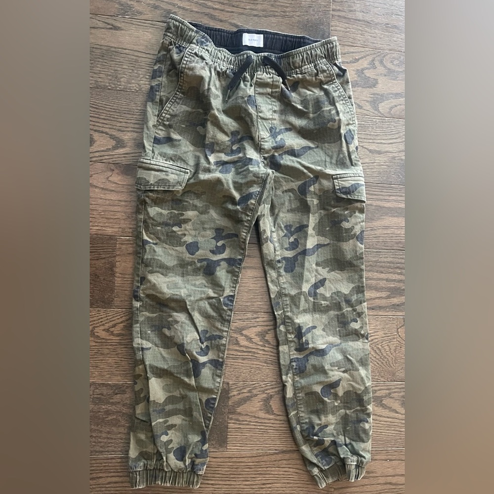 Boys Old Navy camo cargo pants. Size Large/10-12